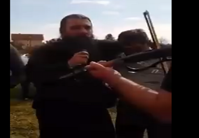 "Daj mi majko drugi život": Pjevanje sveštenika  hit na Facebooku (VIDEO)