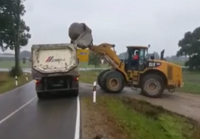 Krenuo je da bagerom utovari kamen u kamion: Ovo će kamiondžija pamtiti dok je živ (VIDEO)