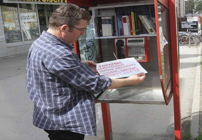 Neobičan gest fotoreportera iz Novog Sada: Telefonsku govornicu pretvorio u biblioteku