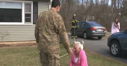 Prišao joj je vojnik u uniformi, a ona je pala na zemlju u suzama (VIDEO)