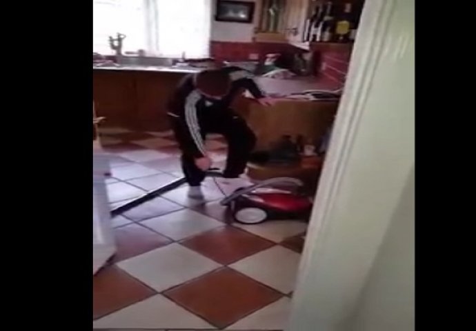 Plakat ćete od smijeha kada vidite kako ovaj dječak pokušava upaliti usisivač (VIDEO)