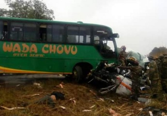 U sudaru autobusa i minibusa 24 poginulih