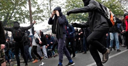 Haos širom Francuske: U sukobu policije i demonstranata više osoba povrijeđeno (VIDEO) 