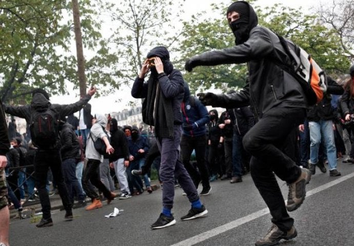 Haos širom Francuske: U sukobu policije i demonstranata više osoba povrijeđeno (VIDEO) 