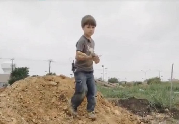 Četverogodišnjak se igrao na zemlji, a onda je iskopao nešto nevjerovatno (VIDEO)