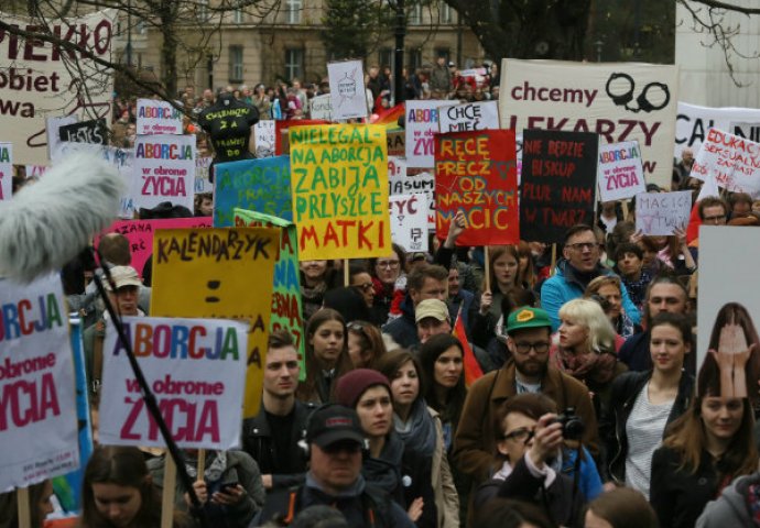 Hiljade žena u Varšavi na protestu protiv zabrane pobačaja