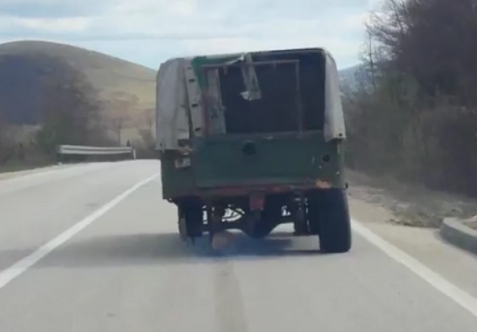 Samo u BiH: Pogledajte kako izgleda vožnja na tri točka (VIDEO)