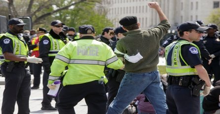 Uhapšeno više od 400 demonstranata ispred  Capitol 