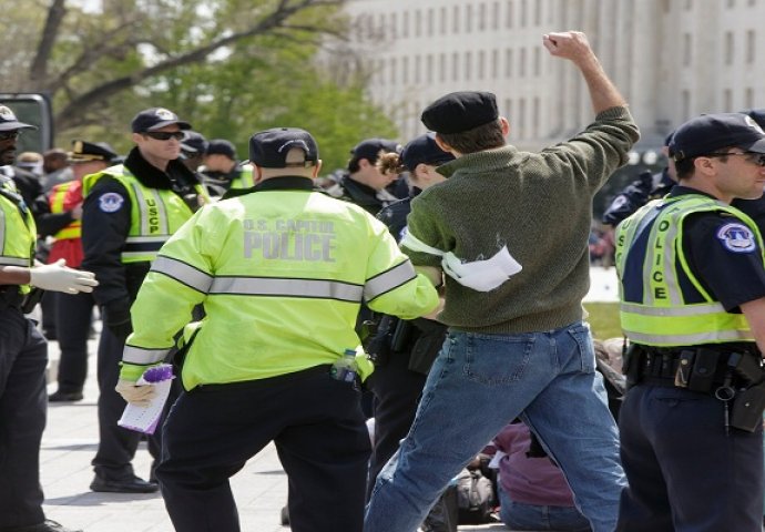 Uhapšeno više od 400 demonstranata ispred  Capitol 