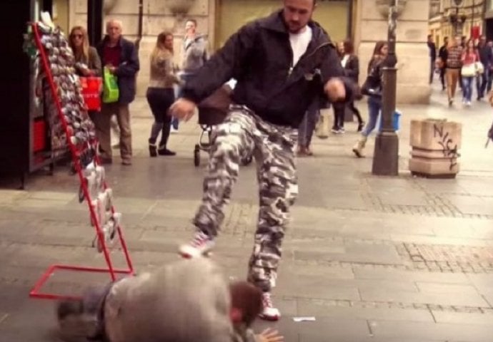 Stravična tuča prosjaka i bildera usred Knez Mihailove