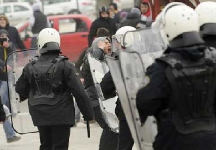 Sukobi policije i demostranata: Uhapšeno 12 osoba, povrijeđen novinar