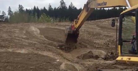 Dok je kopao bagerom, u blatu je ugledao nešto što nikako nije mogao očekivati (VIDEO)