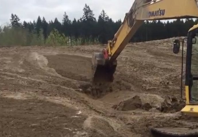 Dok je kopao bagerom, u blatu je ugledao nešto što nikako nije mogao očekivati (VIDEO)