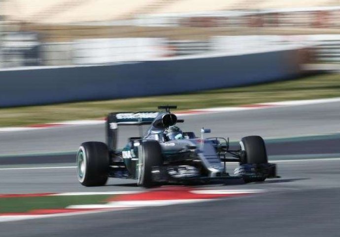 VN Kine: Rosberg starta prvi, veliki peh za Lewisa Hamiltona