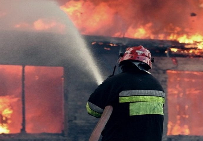  Živinice: U naselju Gornje Dubrave u požaru smrtno stradala jedna osoba