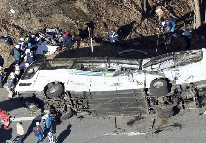 Najmanje 11 osoba poginulo kada se prevrnuo autobus