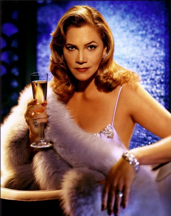 kathleen-turner-810x1024