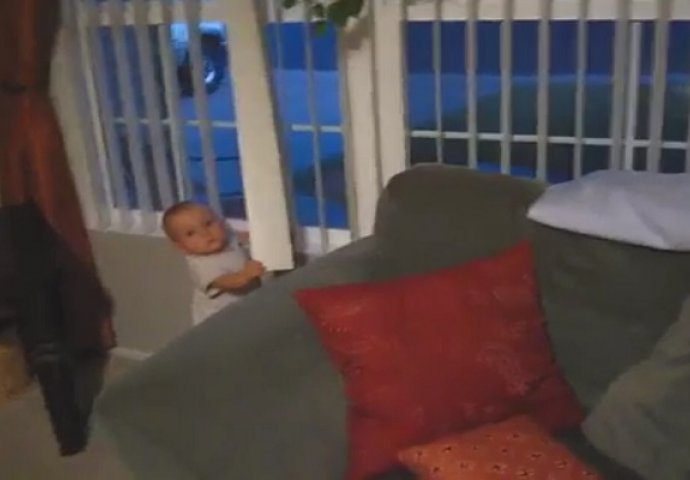 Mama je vidjela da beba čeka kraj prozora: Kada vidite koga je čekala, rastopit će vam se srce  (VIDEO)