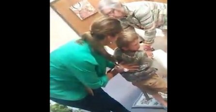 Mama pomozi mi: Učiteljica tuče dijete, a majka cijelo vrijeme gleda i podržava (VIDEO)