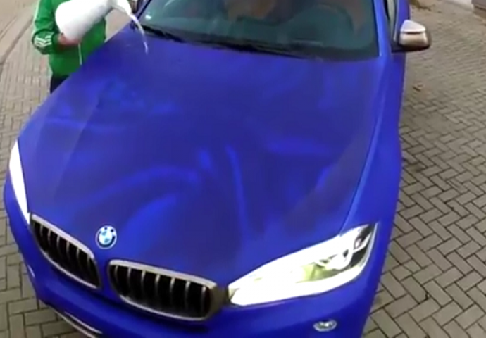 Istresao je kantu vode na BMW X6, a onda se dogodilo nešto što će vas ostaviti u čudu (VIDEO)