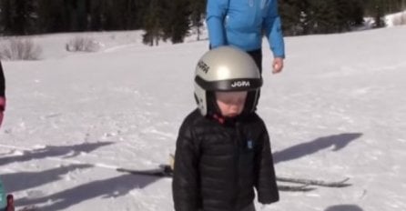 Ima odijelo i kacigu i samo je odšetao usred putovanja: Ovo će vam popraviti dan (VIDEO) 