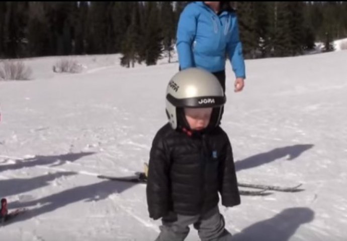 Ima odijelo i kacigu i samo je odšetao usred putovanja: Ovo će vam popraviti dan (VIDEO) 