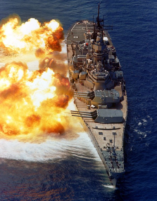 800px-bb61-uss-iowa-bb61-broadside-usn