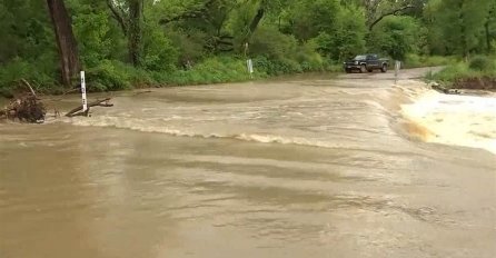 Velike poplave u SAD-u: Stotine evakuisanih, ljudi se utapali u autima (VIDEO)