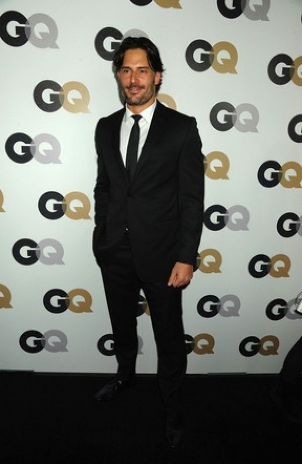 10-frajera-koji-izgledaju-opasno-dobro-u-odijelu-124941-288x442-201603111308