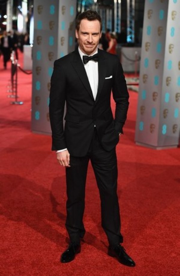 10-frajera-koji-izgledaju-opasno-dobro-u-odijelu-124939-288x442-201603111306