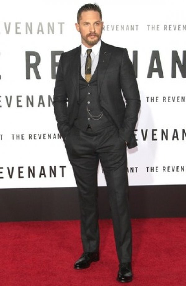 10-frajera-koji-izgledaju-opasno-dobro-u-odijelu-124944-288x442-201603111307