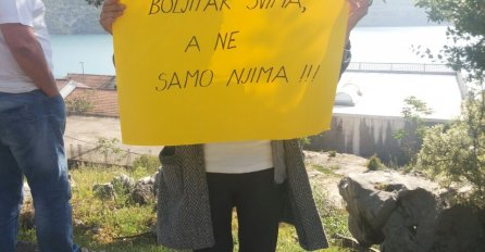 Vlasnik nelegalnog objekta autom nasrnuo na demonstrante u Neumu