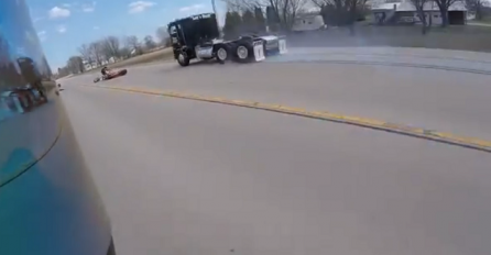 Na prometnicu je iznenada istrčao pas što je dovelo do pada motoriste, a onda je naišao kamion (VIDEO)