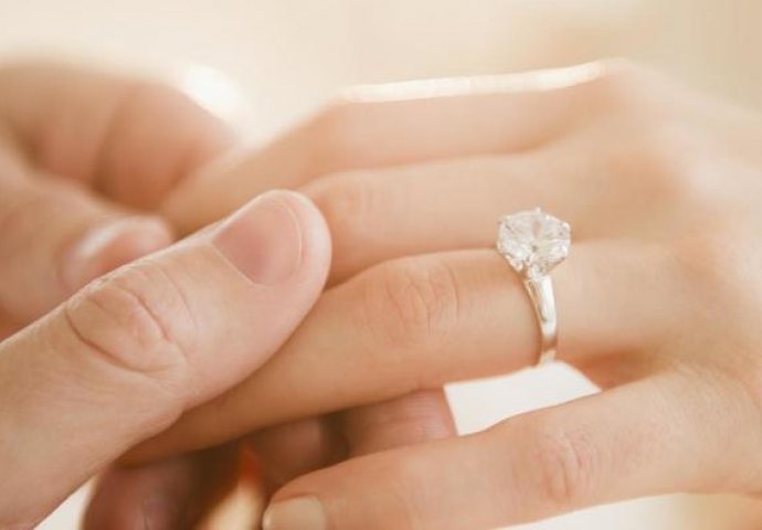 Zašto žene nose zaručnički prsten