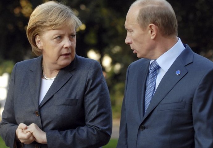 Putin i Merkel telefonom razgovarali o Ukrajini