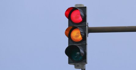 'Žurim danas, crveno na semaforu, a ja treba da skrenem desno'