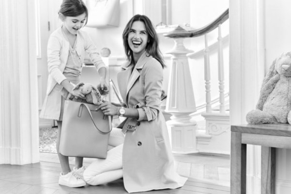 alessandra-ambrosio-michael-kors-mothers-day-2016-campaign04-790x525