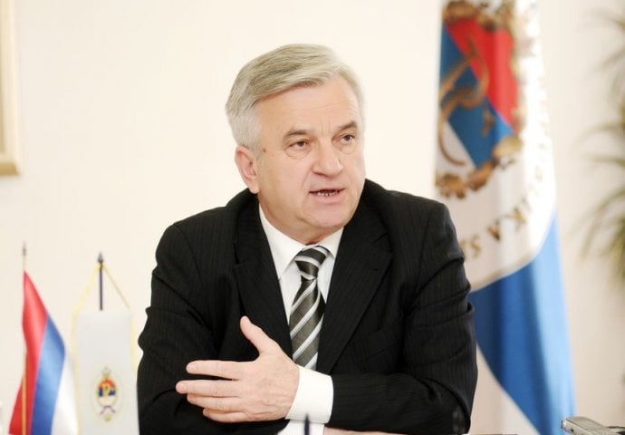 Predsjednik NSRS Nedeljko Čubrilović glasa na srbijanskim izborima