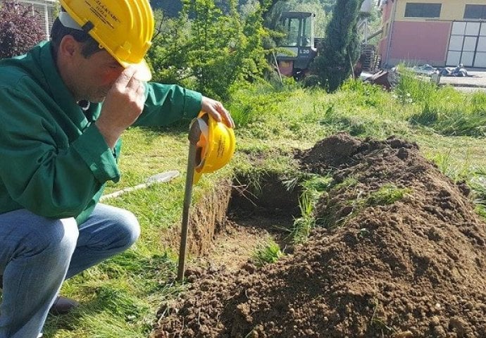 Tuzla Kvarc: Radnici u krugu preduzeća iskopali grobna mjesta 