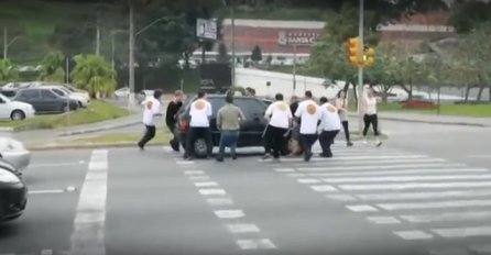 Vozač je stao nasred zebre, a onda su mu ovi momci očitali životnu lekciju (VIDEO)