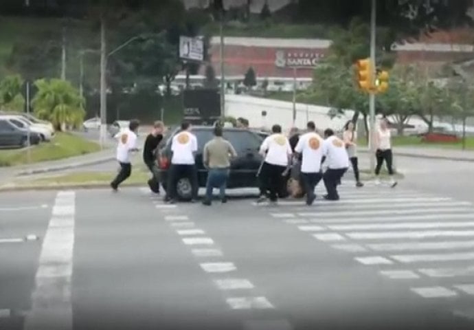 Vozač je stao nasred zebre, a onda su mu ovi momci očitali životnu lekciju (VIDEO)