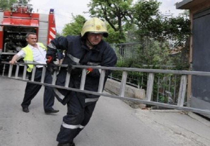 U Zenici dijete ostalo zaključano u stanu, vrata otvorili vatrogasci