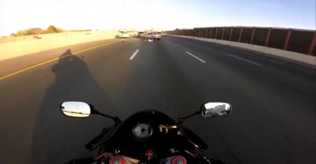 Motociklista je jurio na autoputu, dobro obratite pažnju šta mu se dogodilo u nastavku (VIDEO)