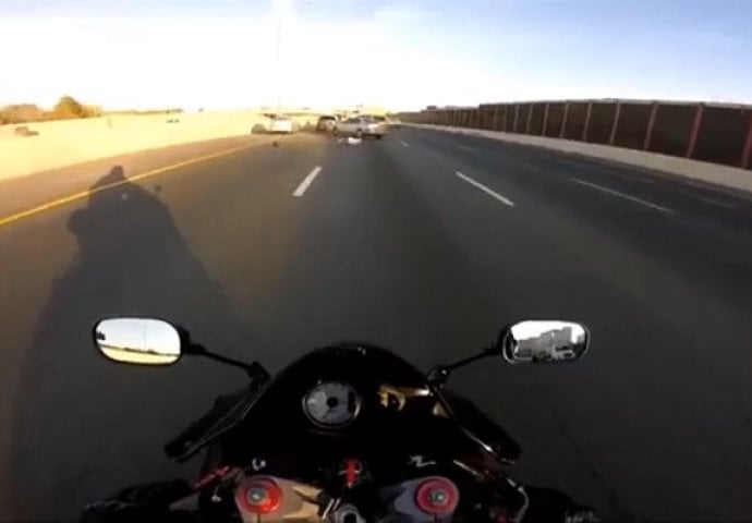 Motociklista je jurio na autoputu, dobro obratite pažnju šta mu se dogodilo u nastavku (VIDEO)