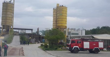 DRAMA U "TUZLA KVARCU": Četvorica radnika popela se na silos, prijete samoubistvom 