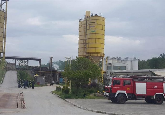 DRAMA U "TUZLA KVARCU": Četvorica radnika popela se na silos, prijete samoubistvom 