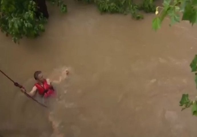 Skočio je u nabujalu rijeku: Kada vidite razlog, vratit će vam se vjera u čovječanstvo (VIDEO)