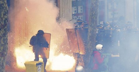 Haos u Francuskoj, demonstranti pale sve pred sobom