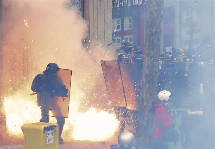 Haos u Francuskoj, demonstranti pale sve pred sobom