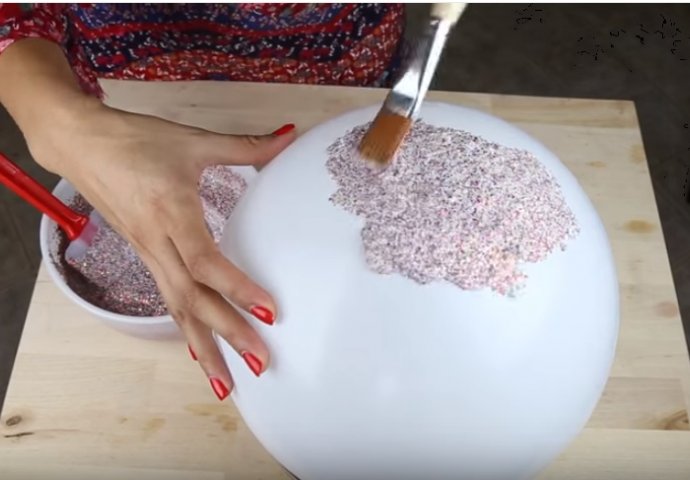 Uzela je balon i šljokice: Kada vdite šta je napravila sa njima, uradit ćete isto (VIDEO) 